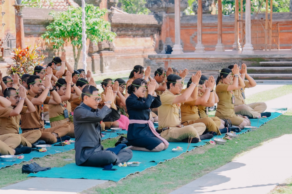 Bupati Giri Prasta Lantik 134 Pejabat Eselon III, IV dan Fungsional